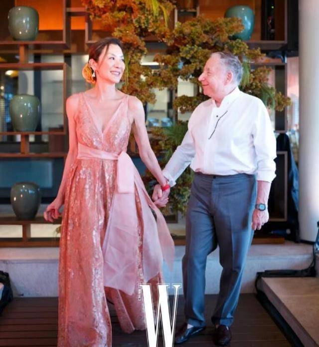 61岁杨紫琼大婚戴180万表,请柬有特色,何超琼俞琤亮相引争议!