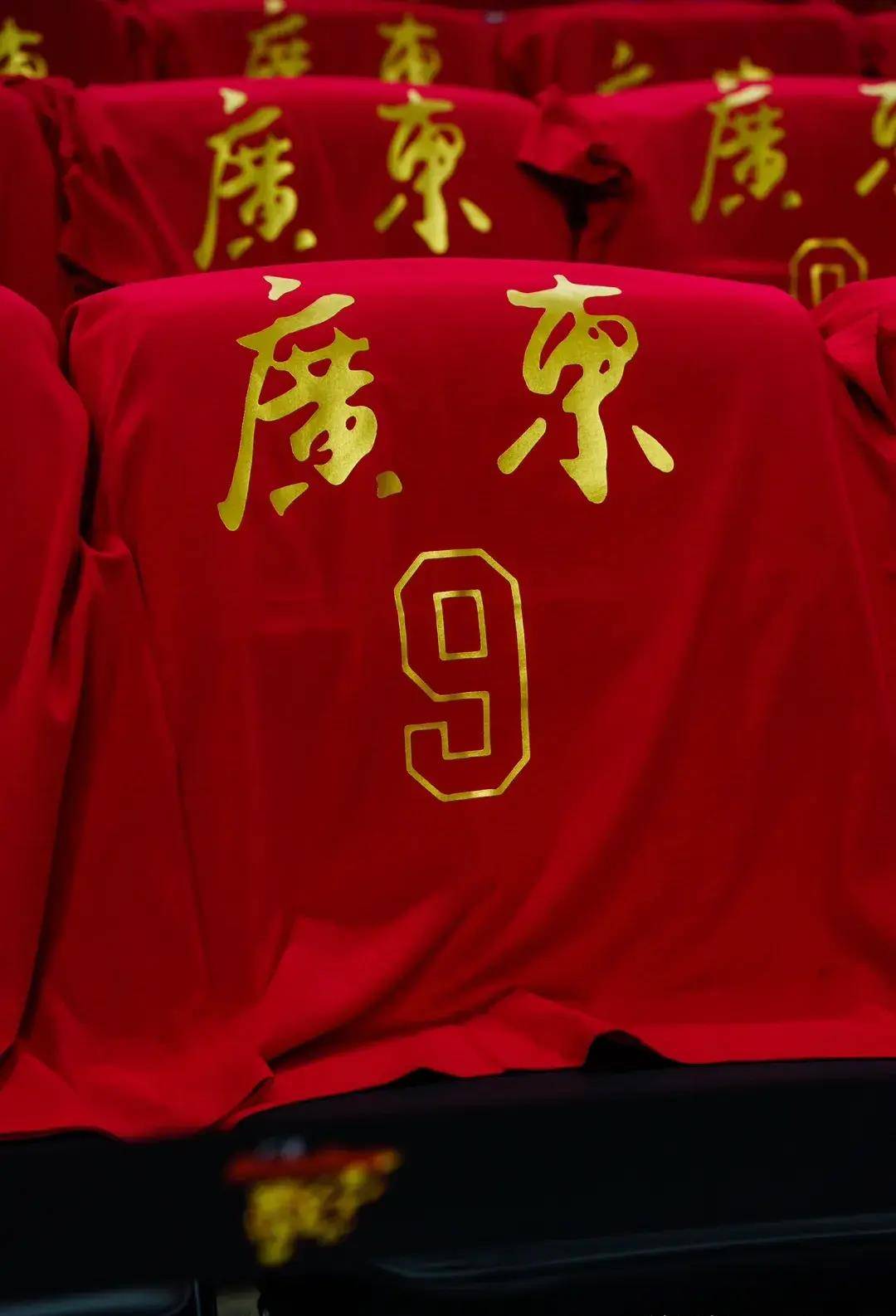 赵睿拄拐杖出席,和杜锋深情拥抱,宏远老板娘太抢眼_个人_篮球_1