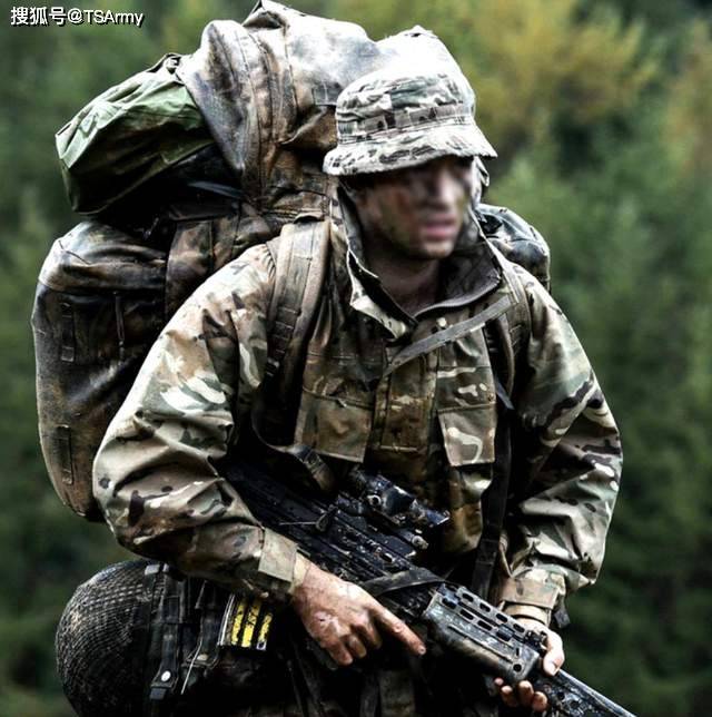 在英军当中除了有目前最常见mtp迷彩奔尼帽外,还有早期配发的dpm沙漠