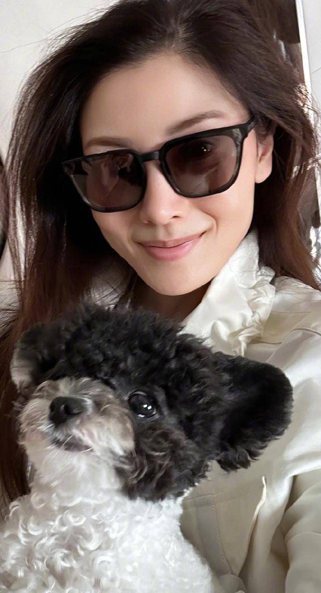 53岁李嘉欣伦敦被偶遇,鼻梁力挺生图惊为天人,儿子颜值太可惜!