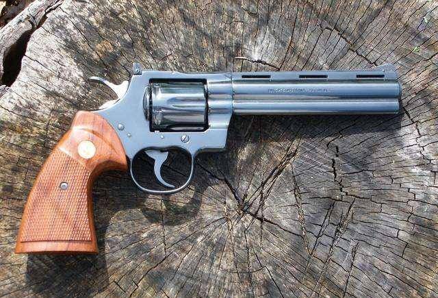 由于时代的进步,枪械方面也在不断改进,左轮手枪也在慢慢退出市场,在