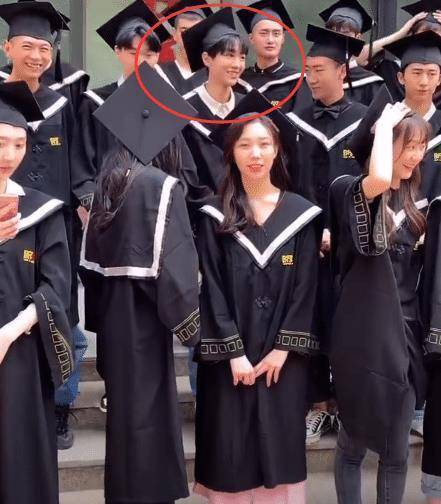 王俊凯回北电,和同学有说有笑,遇到老师却一脸乖巧,生图"明星相" 优越