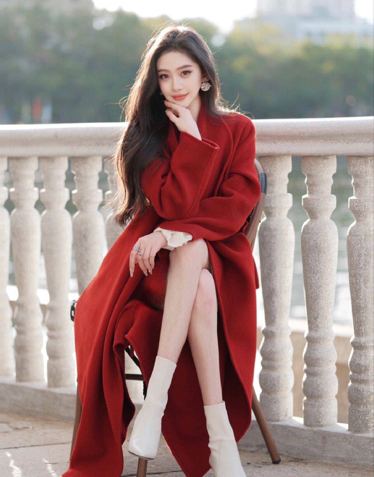 红色上衣搭配白色裤子或鞋子,简单明快,透露着青春活力.