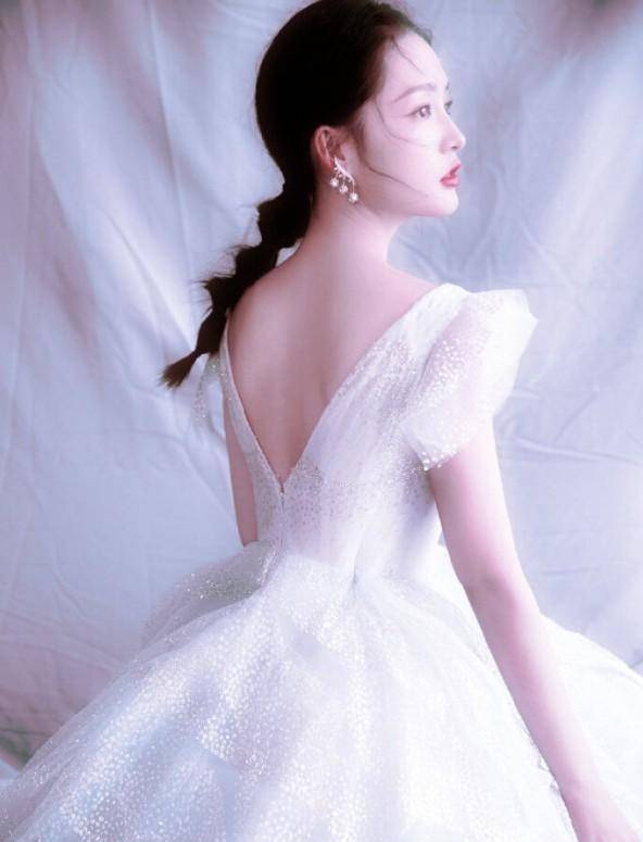 李沁一袭白纱长裙,清凉,优雅,干净,惊艳全场,网友惊呼"仙女下凡"_形象