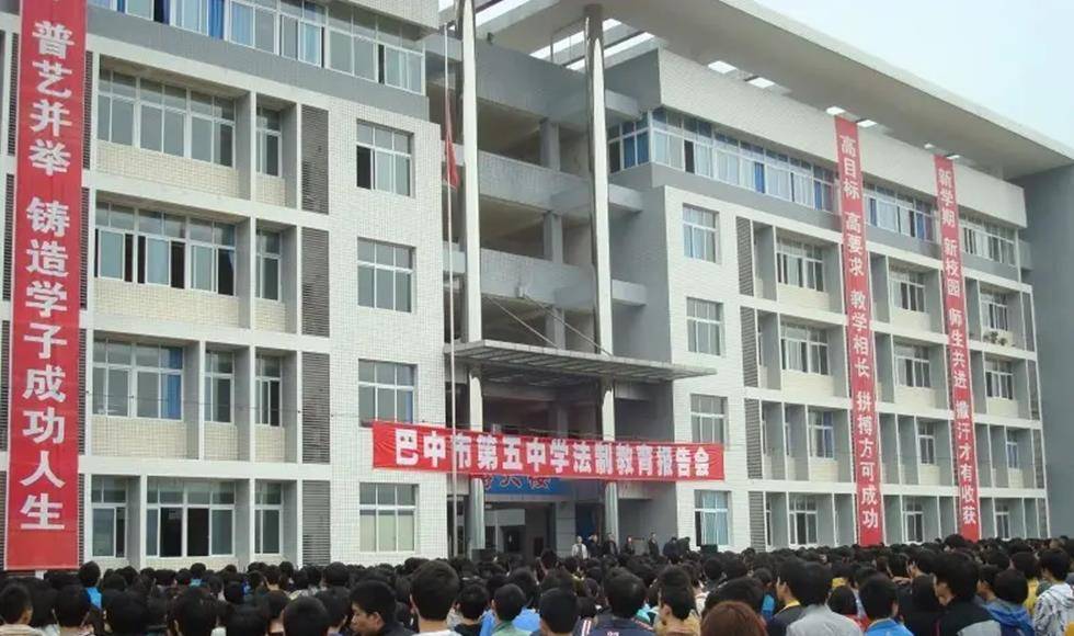 隐藏三年的真相张文就读于本地的巴中五中,于2011年开始入学读书,2014