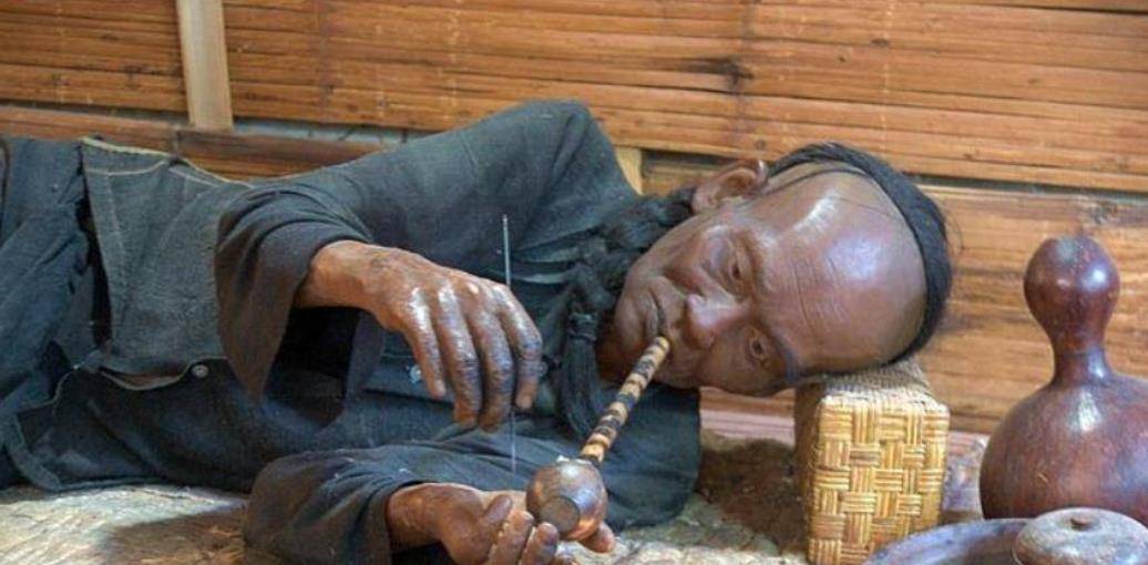 晚清鸦片馆的真实场景:男子骨瘦如柴,女子媚态百出,任人摆布_中国