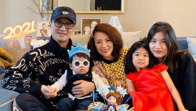 42岁章子怡拍广告不忘秀婚戒,瘦成排骨胸撑不起毛衣,尖下巴抢镜_时候