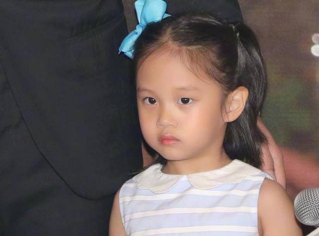 孙俪晒女儿,6岁小花妹妹写不好毛笔字哭了,靠在妈妈身上太软萌_带着