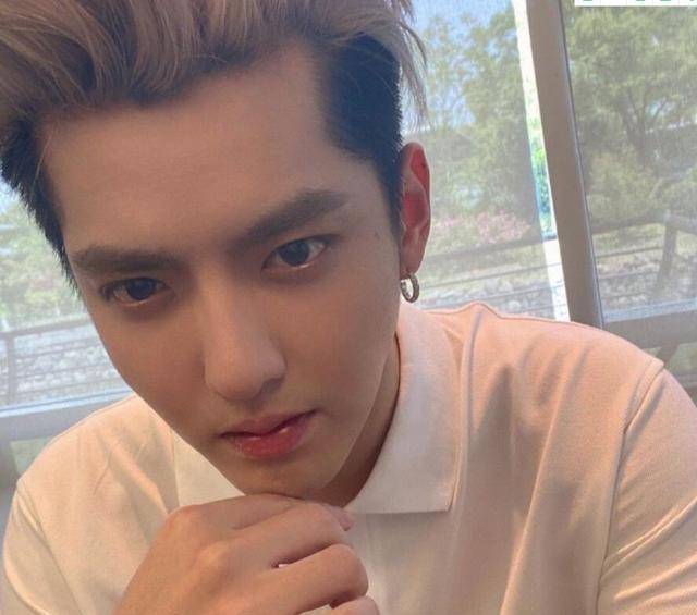 黄旭熙旧照被扒,被2个女生同时亲脸颊,出道前就很受欢迎_吴亦凡_其他