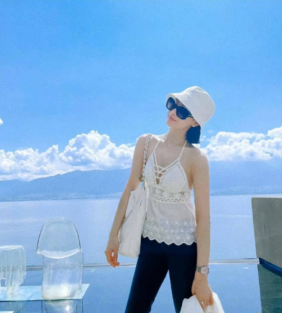 宋茜穿露背装惊艳!