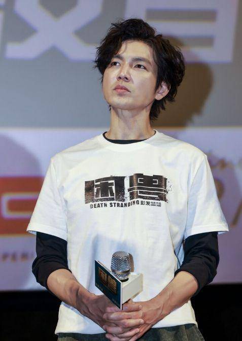 钟汉良与张兆辉惊艳现身武汉,黑白搭配风展现时尚魅力_风格_卷发_短发