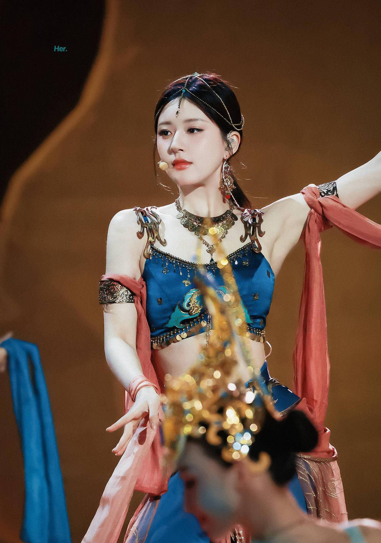 赵露思穿民族风吊带背心大秀性感舞蹈,腰间赘肉被挤出太令人尴尬_网友