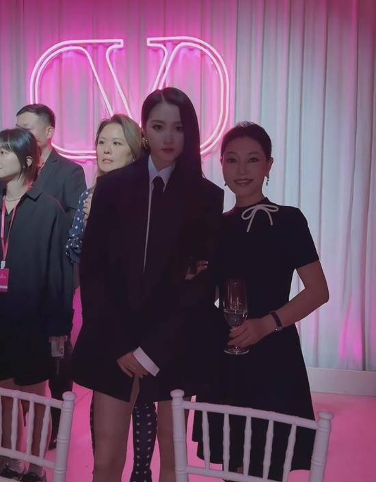 华伦天奴晚宴:奚梦瑶贵妇范,孙俪关晓彤冷脸,杨洋真实身高曝光_网友