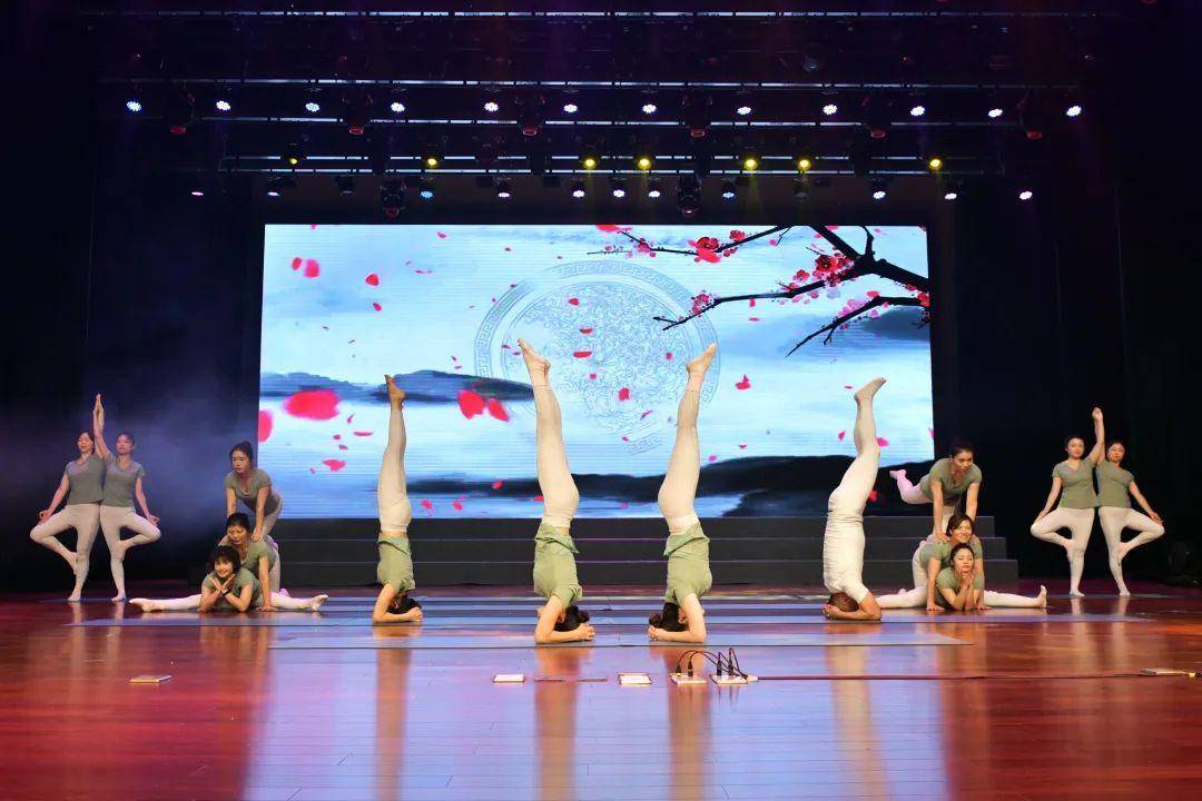 瑜伽《一树繁花》表演教师:居正华,袁晓梅,张敏,汤晓燕,韩永英,徐远红