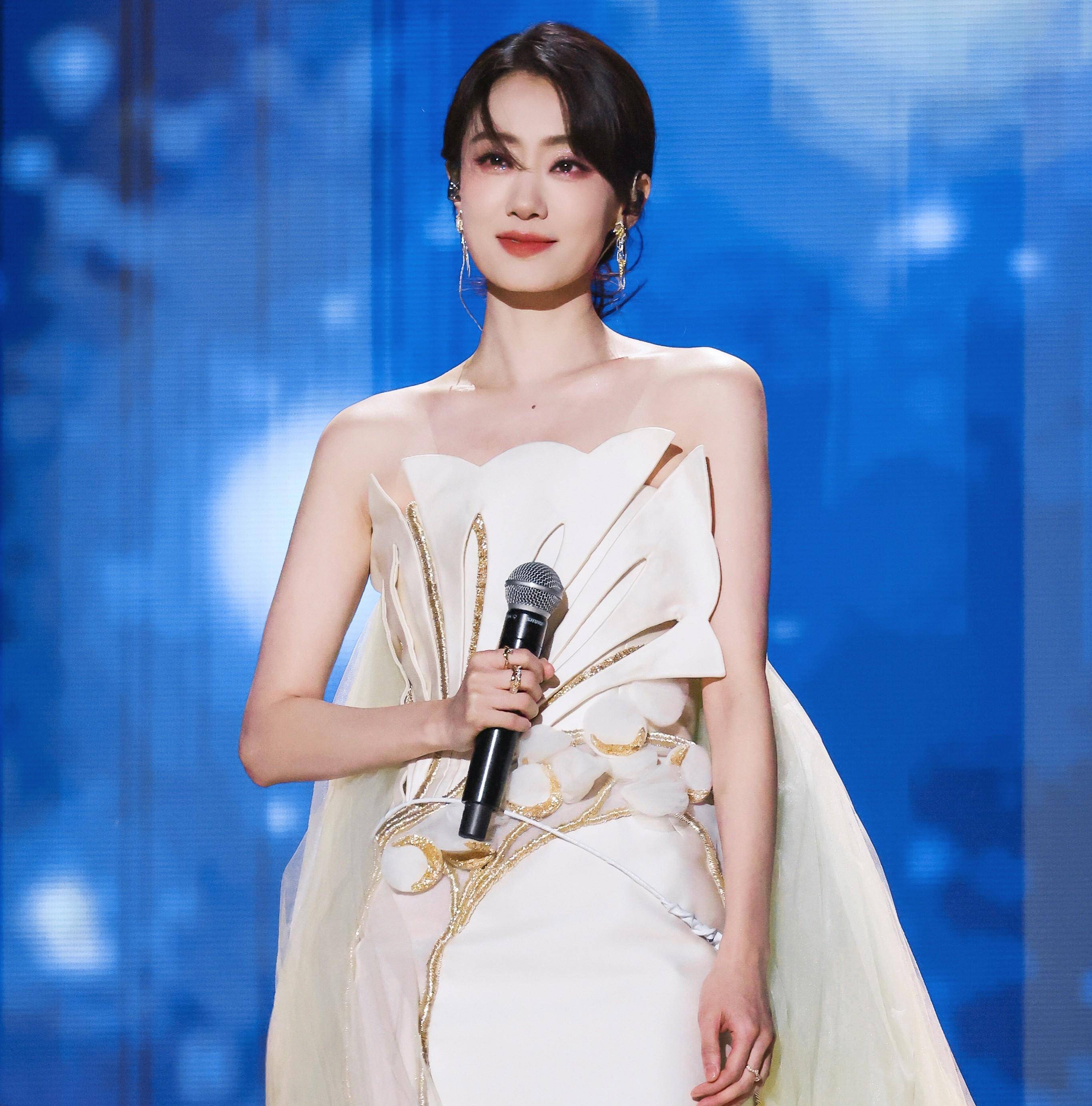 主持人是大家熟悉的华少和伊一,但明星阵容却有点参差不齐.