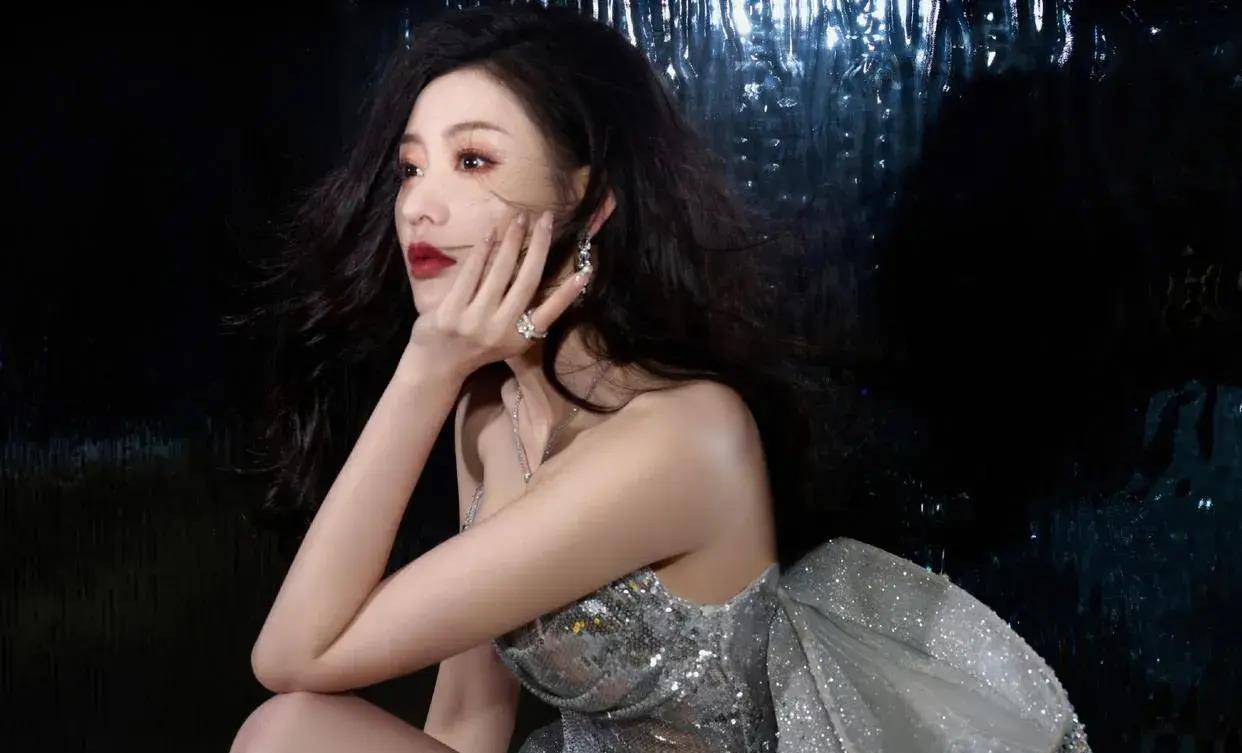 张天爱惊艳亮相!银色亮片礼裙尽显性感风情,勾勒出完美身材!