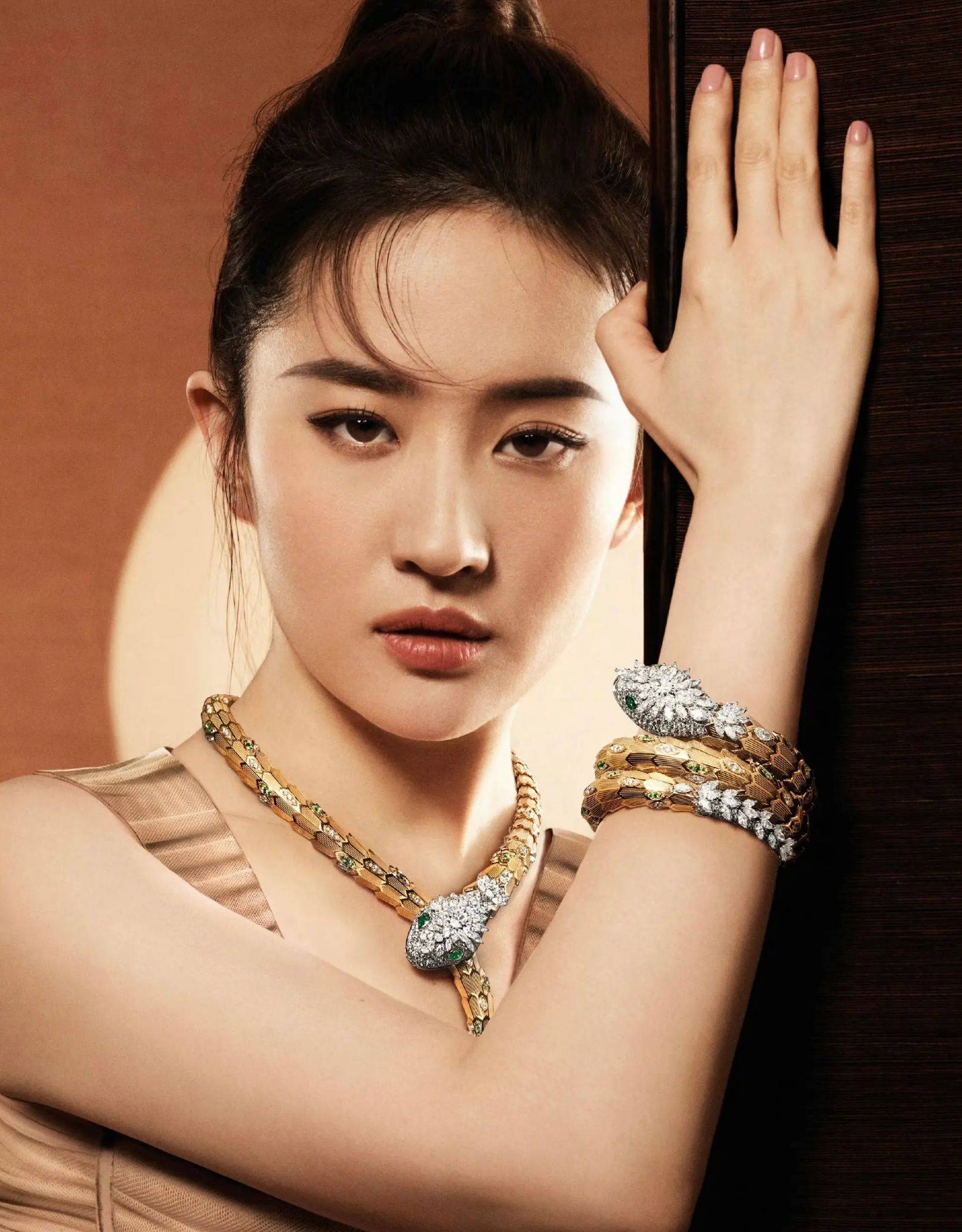 刘亦菲质感新片释出 黑发灵蛇造型身姿曼妙