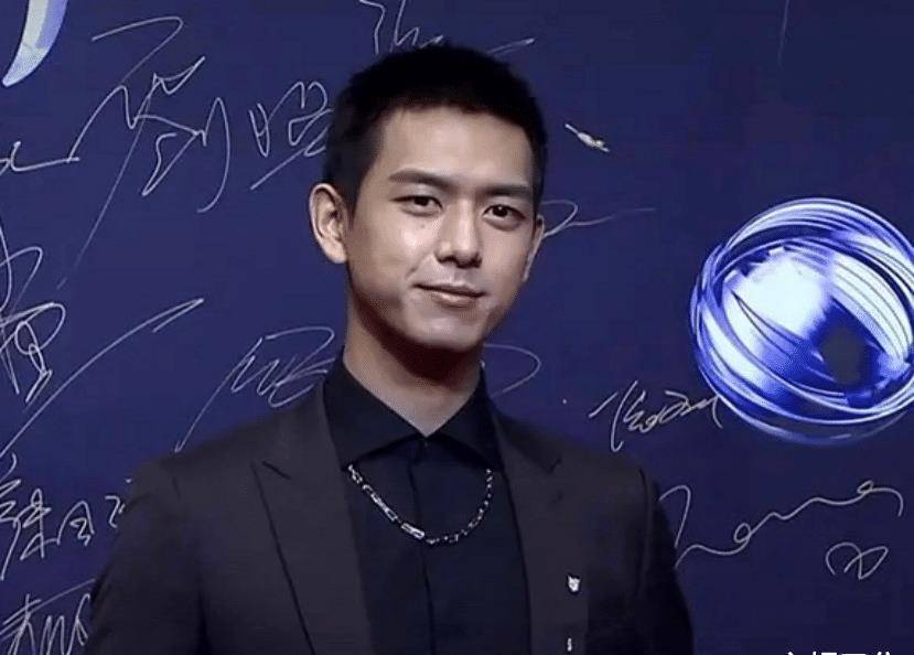 星动之夜男星生图:肖战白敬亭如自带精修,唯独李易峰一言难尽_脸蛋