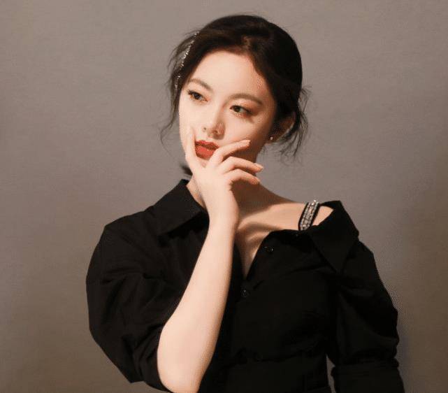 02年出生的赵今麦,可是娱乐圈中的实力派小演员,在早年的时候,她凭借