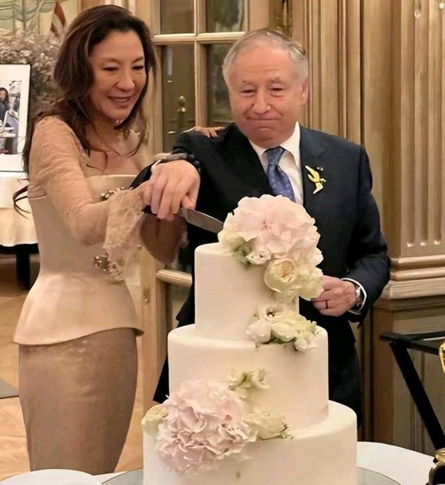 李连杰也曾晒出过与杨紫琼的见面照,可见杨紫琼确实没有怀孕.