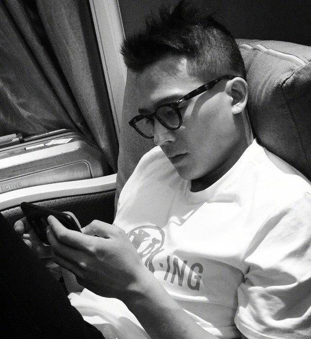 欧豪深夜晒帅照,抬头纹抢镜,一句话还被网友认为是撒狗粮_照片_故事