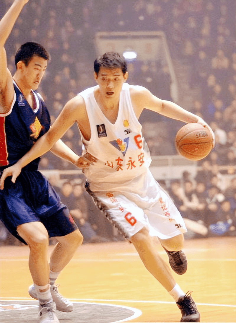 巩晓彬天生是打篮球的好苗子,成年后身高达2.02米.