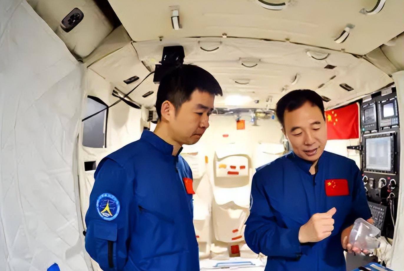 景海鹏的战友翟志成为航天员之前,妻子张淑静去做家属体检,为了不影响