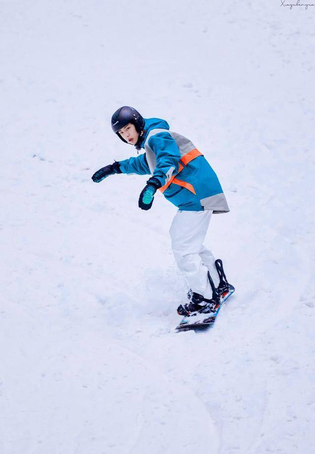 的滑雪场跟伊博学滑雪的时候,那时他们也是这样一起练习"落叶飘"的