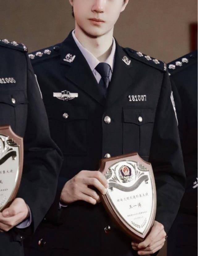 原创王一博新剧黄埔头造型引热议,"油头"发型凸显敬业精神_形象_角色