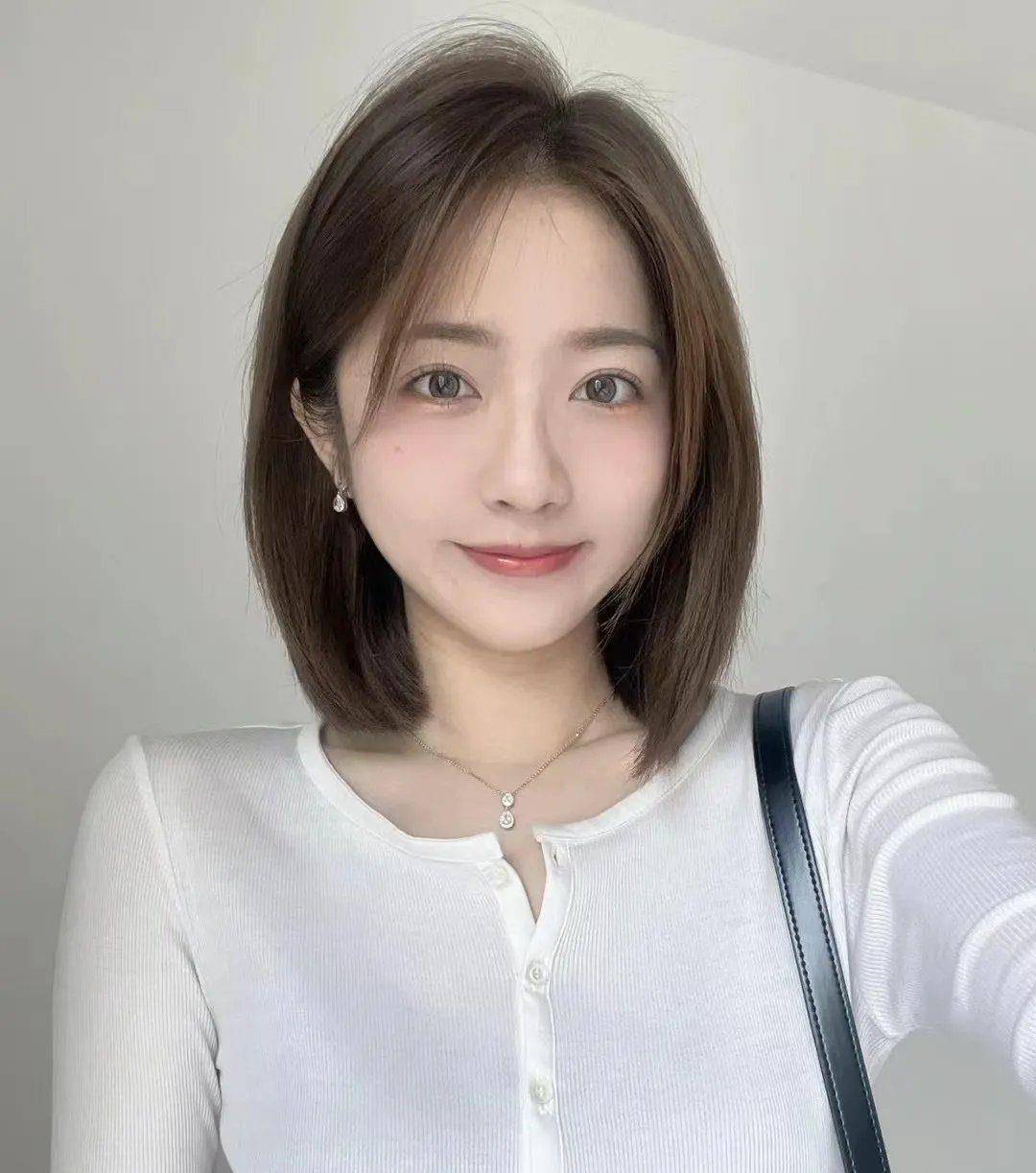 发型不论直和卷最美还是波波头好看时尚显年轻