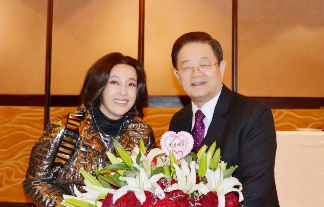 刘晓庆和82岁四婚老公街头散步,夫妻二人感情甜蜜,太幸福