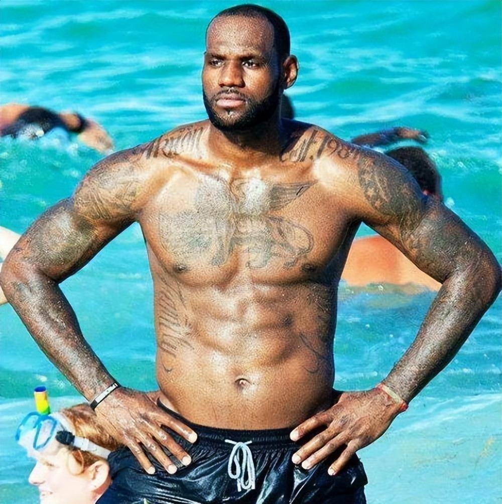 詹姆斯肌肉是nba天花板级别的,但为什么他的身材肌和腹肌不明显呢