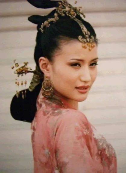 之后又出演了由陈宝国和鲍国安主演的《越王勾践》,剧中万美汐饰演的