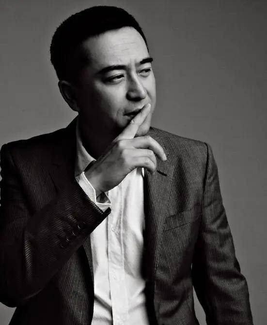 然而,年轻时的张嘉译却是相当普通,甚至有些尴尬.