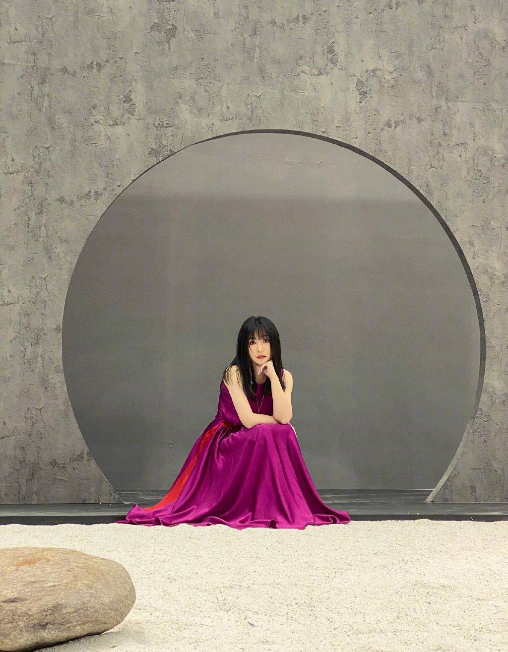 柳岩黑长直齐刘海好清纯,一改以往时尚风格,紫红长裙更显恬静_造型