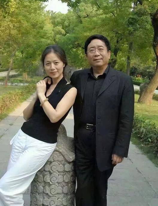 76岁余秋雨约小16岁娇妻公园散步!