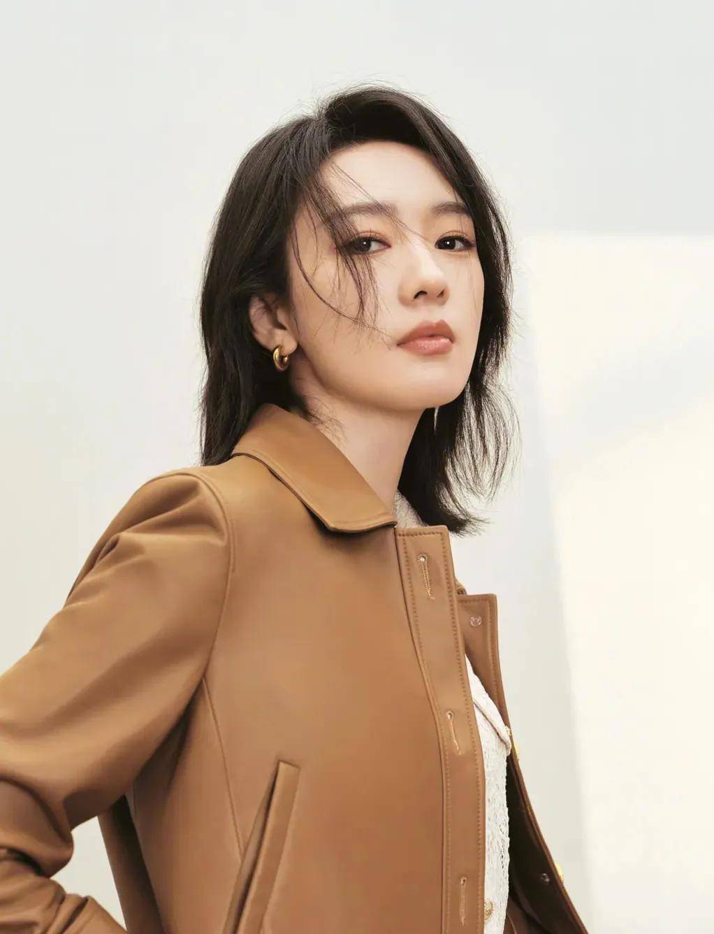 童谣力挺国际大牌,引领时尚潮流,展现个人风格,就像章子怡一样_影响