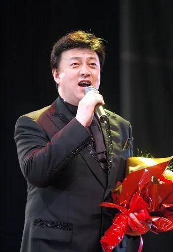 吕继宏:出生于甘肃天水,中国著名男歌唱家,代表作有《咱老百姓》,《北