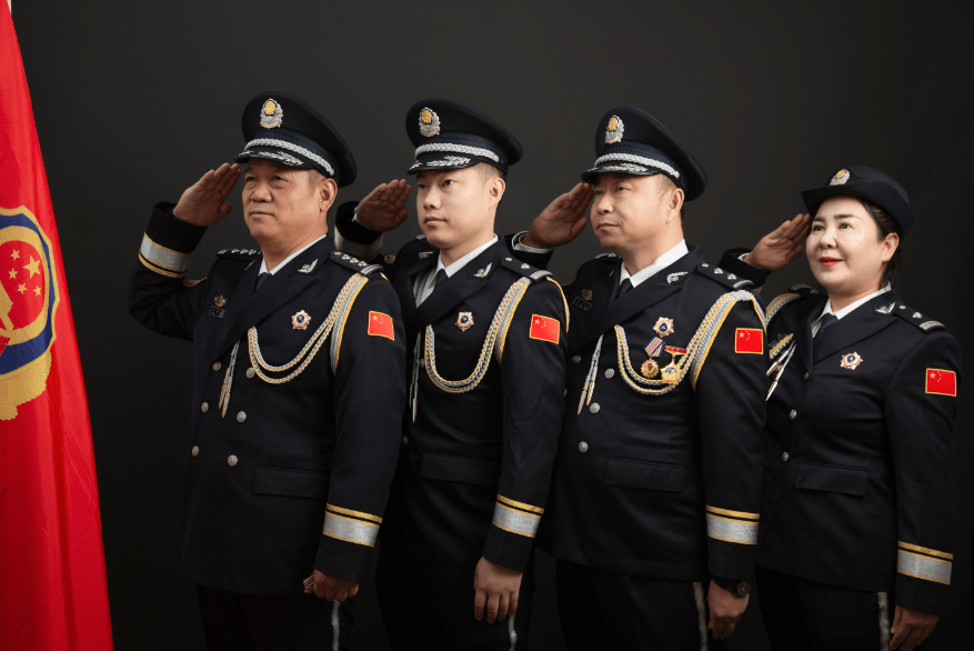 新疆叶城县公安局开展一身警服·一生荣耀我与警旗合个影活动