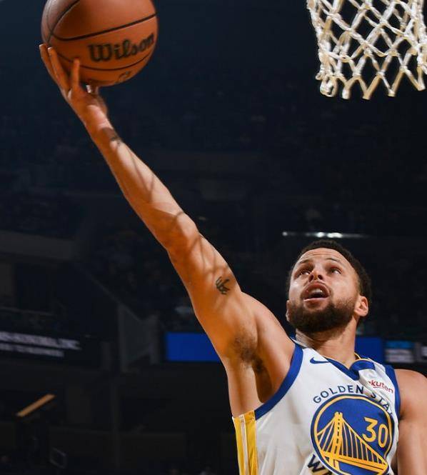 库里末节全中拒逆转 呐喊表情包 摇头抖肩很吸睛_勇士队_命中_三分球