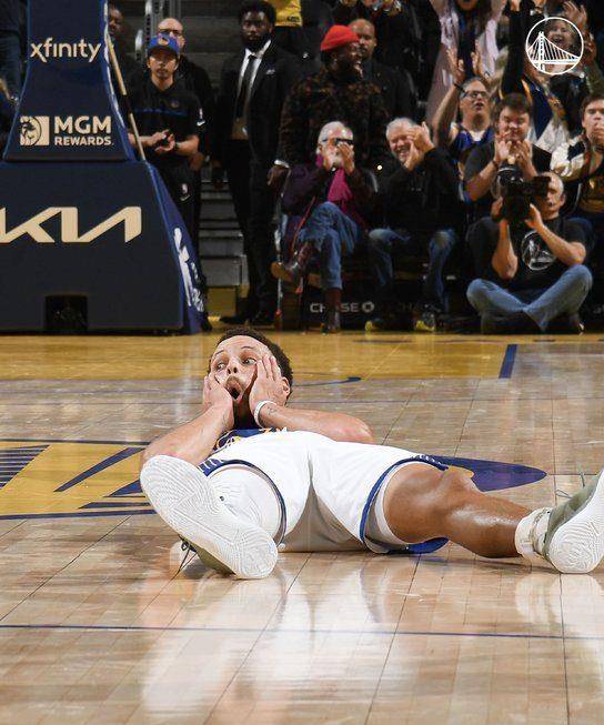 库里末节全中拒逆转 呐喊表情包 摇头抖肩很吸睛_勇士队_命中_三分球