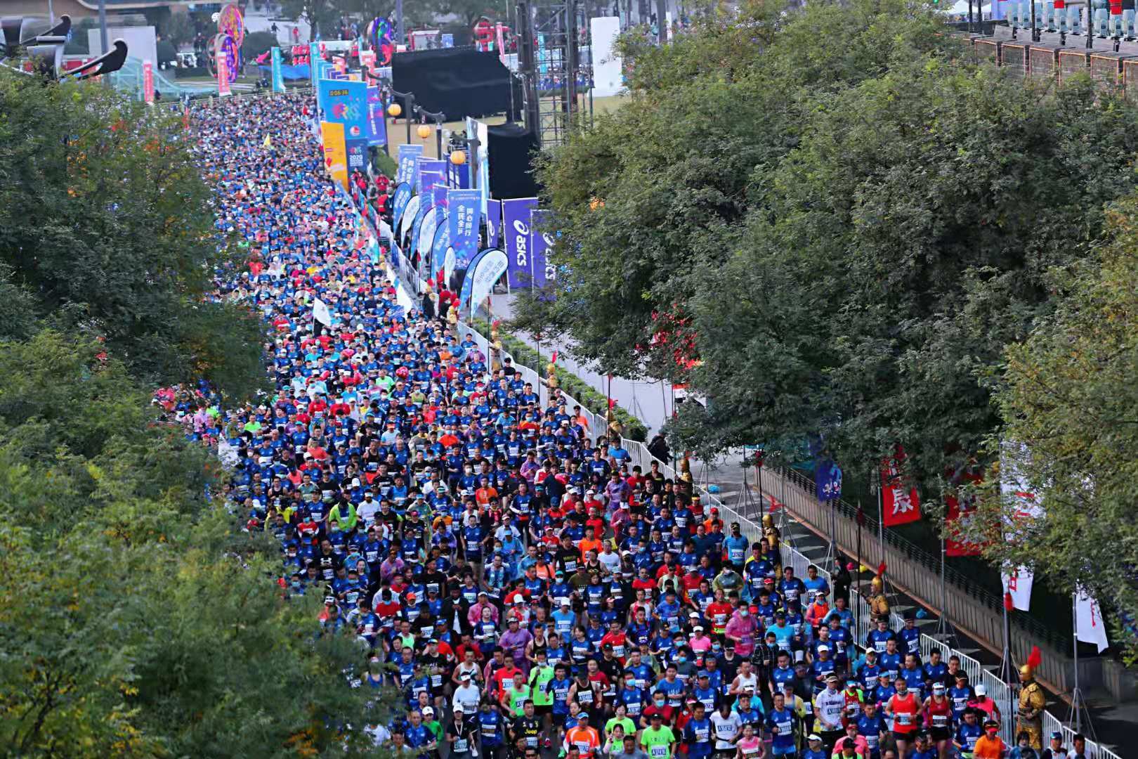 2020西安融创马拉松赛鸣枪开跑