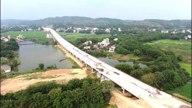 桂平市木圭镇镇长黄剑斌:建设荔玉高速公路项目,对我们木圭镇的经济