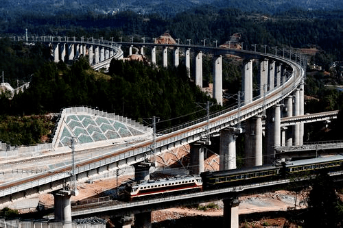 列车行驶在渝怀铁路线上.