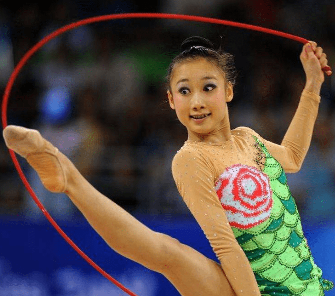 体操女神李红杨,退役成跨国公司高管,30岁仍单身,近照美出天际