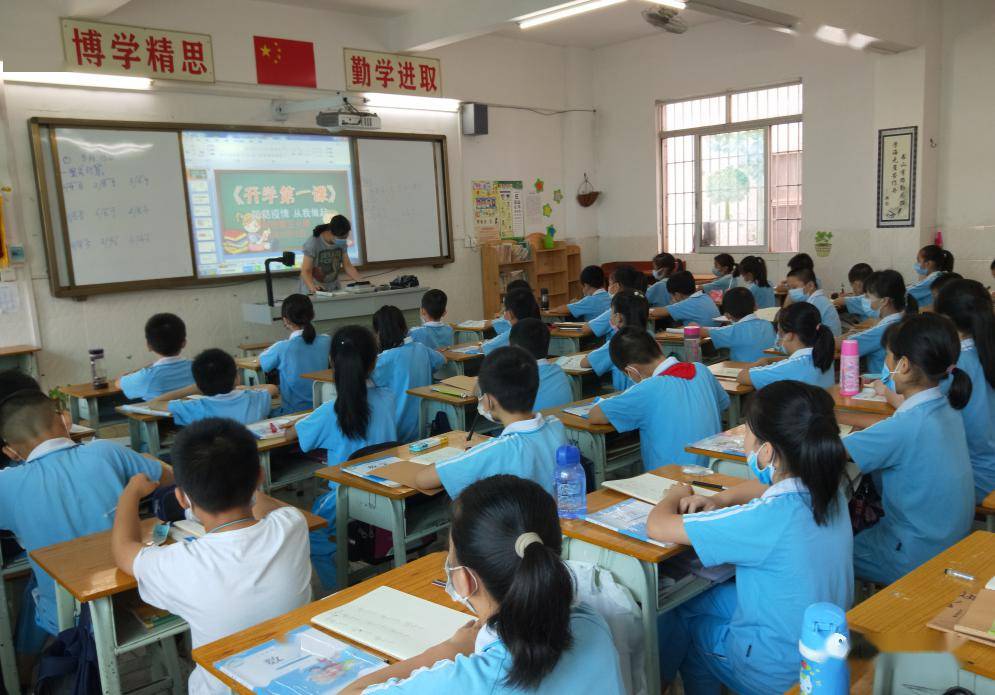 化州市第三小学低年级学生认真上好开学第一课:防范疫情,从我做起.