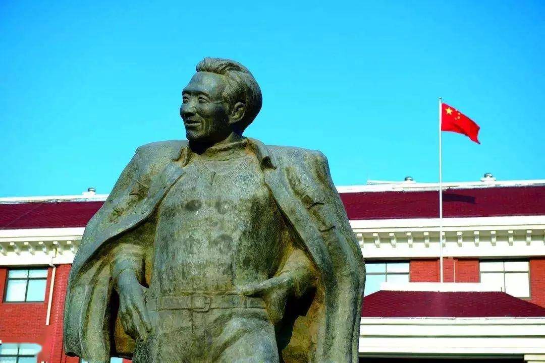 他是谁,何以用他的青春感染了一代又一代人?