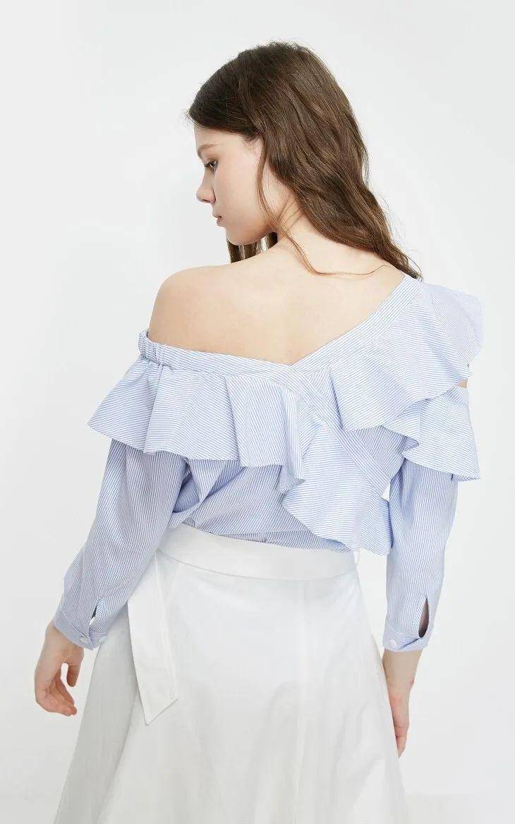 斜露肩设计可以挡住一半的肩膀,减少肩膀的整体宽度,形成窄肩的视觉