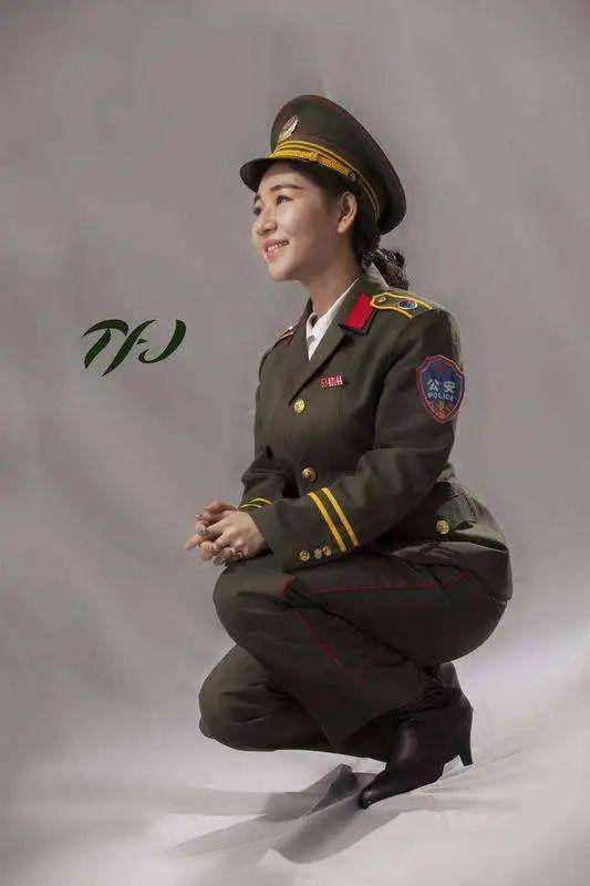 一天中午放学回家路上经过六甲派出所时,看到几个身穿橄榄绿的女警察