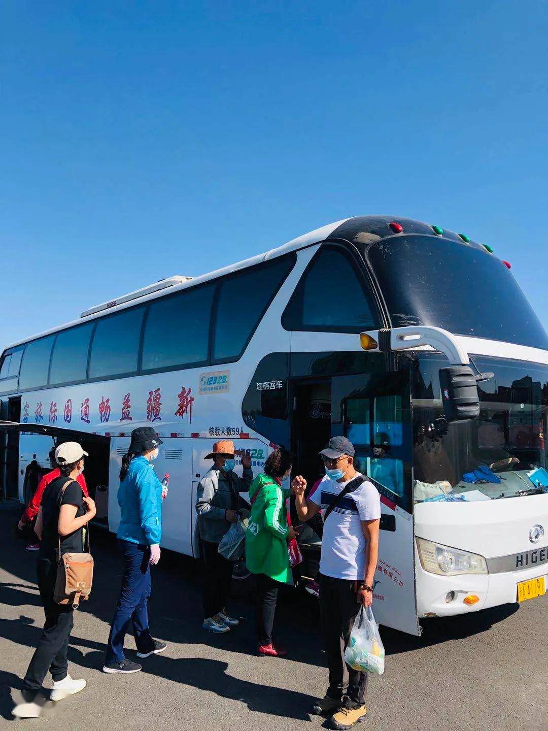 泰旅喀旅在线乌鲁木齐市出发的百人旅游团走进阿勒泰泰旅集团家乡人游